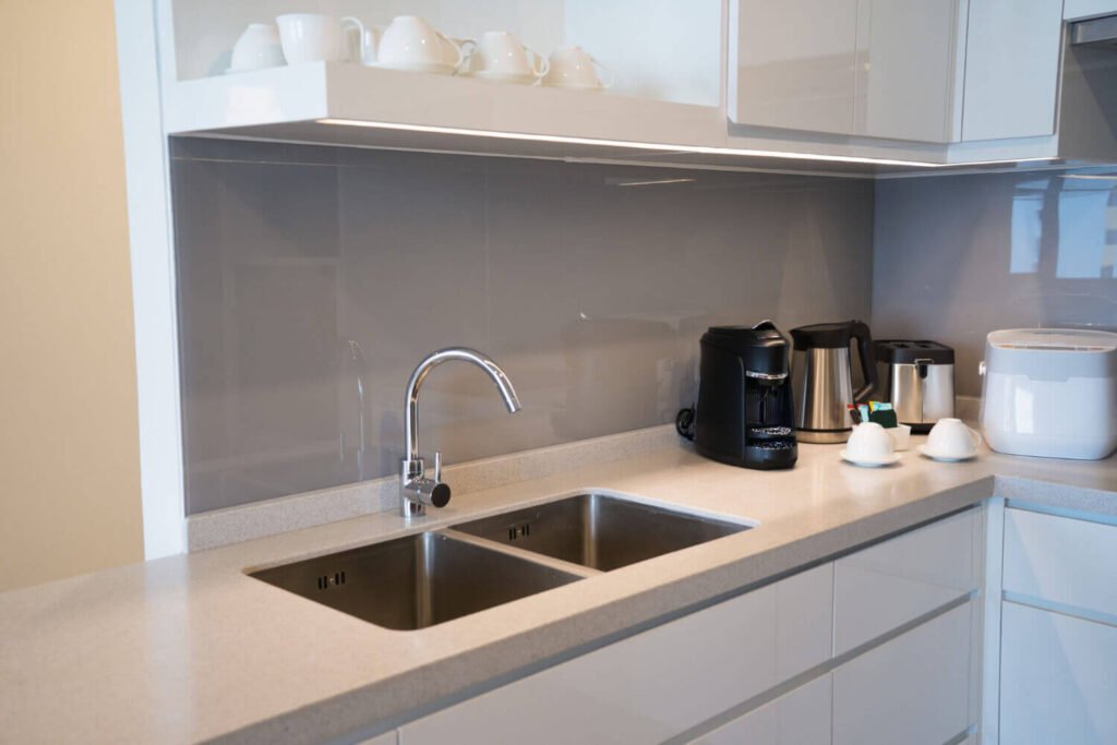 Reforma de cocina con encimera minimalista en Carrer de Llovera, Reus. Fregadero doble de acero inoxidable en cocina moderna de Reus.
