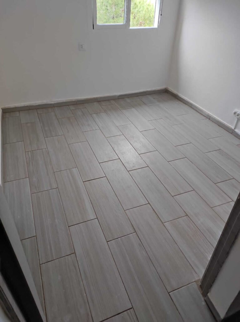 Instalación de suelo cerámico gris en una habitación de Carrer de Sant Llorenç, Reus.