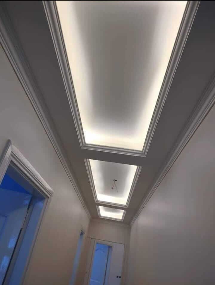 Techo de pasillo con iluminación LED empotrada en Carrer del Vent, Reus.