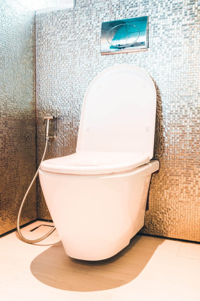 Baño moderno con acabados azules en vivienda de la calle Ample de Reus