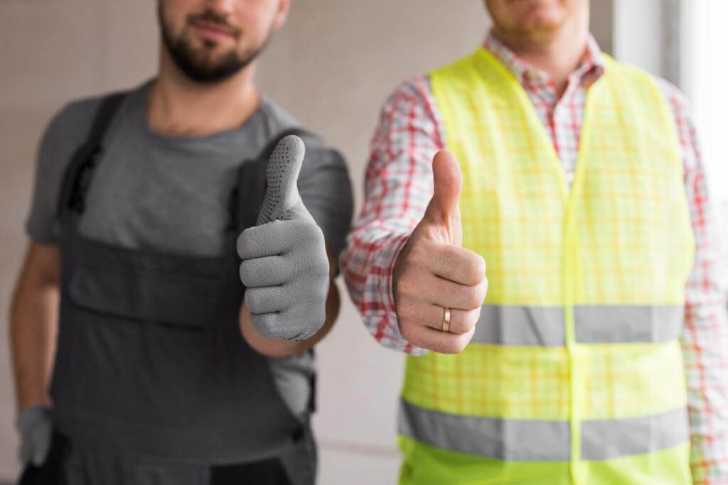 Profesionales satisfechos tras reforma en la calle Antoni Gaudí de Reus Profesionales de reformas integrales en Reus mostrando satisfacción tras finalizar proyecto en la calle Antoni Gaudí