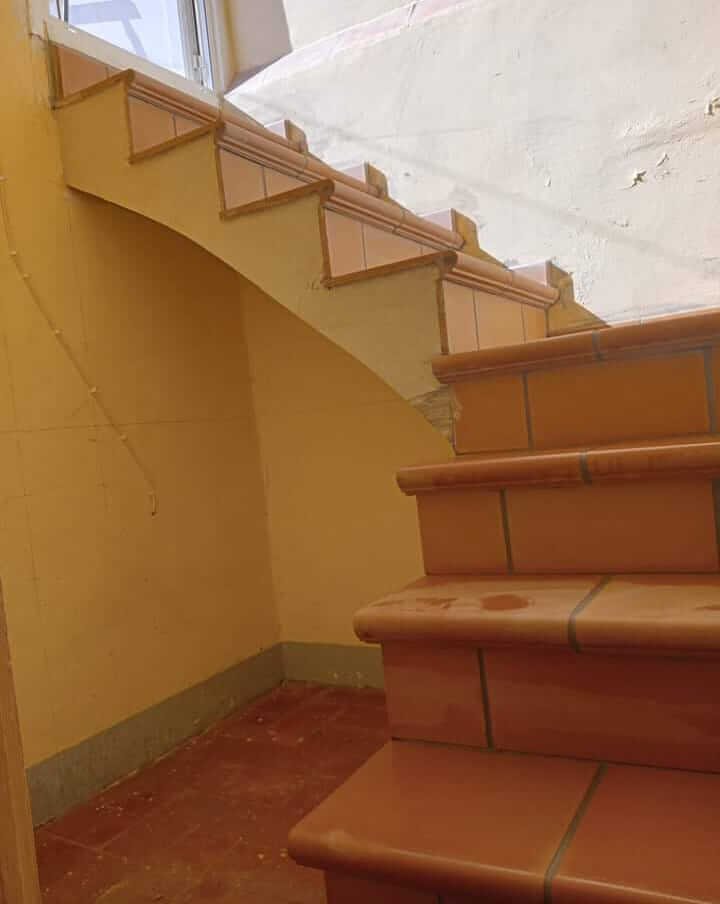 Escalera de cerámica restaurada en vivienda de Carrer de l'Amargura, Reus.