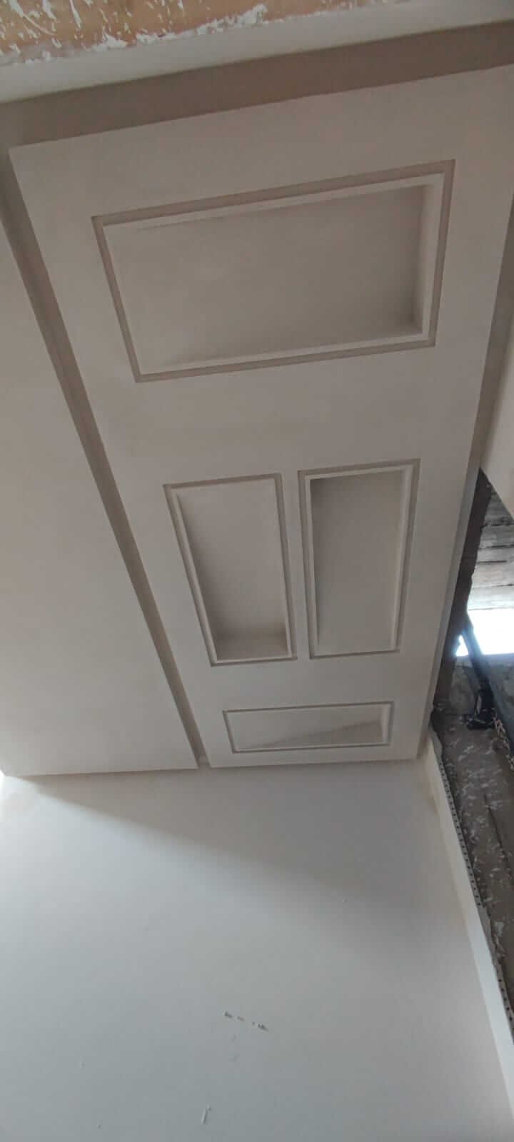 Puerta lacada instalada en una reforma integral en Carrer de Sant Joan, Reus.