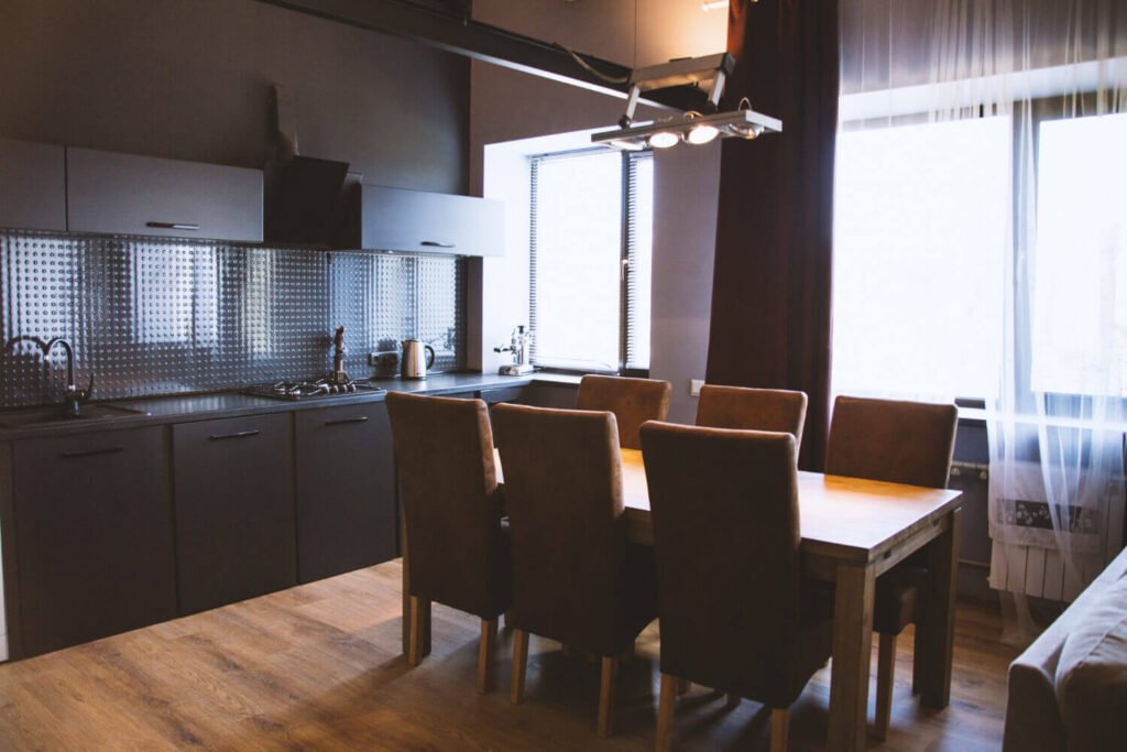 Diseño de cocina funcional con comedor integrado en Carrer de les Galanes, Reus Cocina comedor reformada en estilo moderno en Carrer de les Galanes, Reus