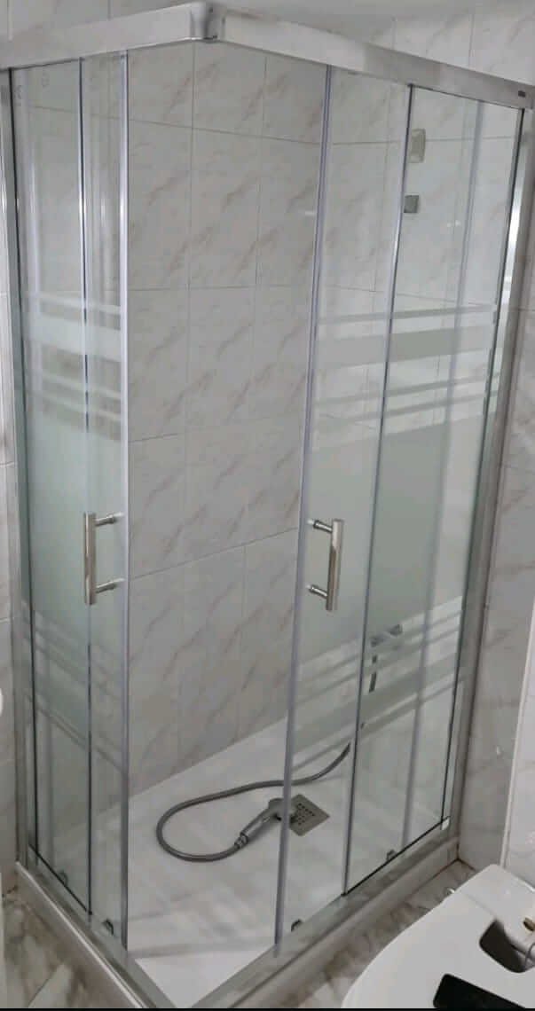 Instalación de cabina de ducha en baño moderno, Reus.