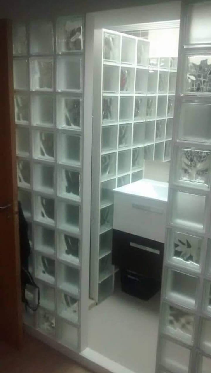 Mampara de bloques de vidrio en baño moderno de Reus.