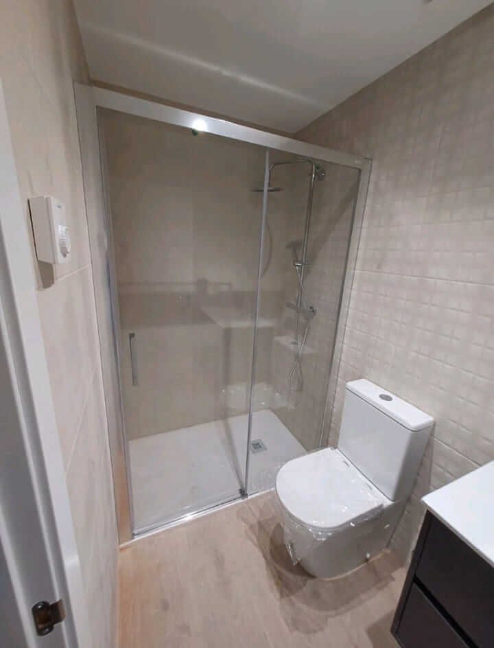 Reforma de baño moderno con plato de ducha en Reus.