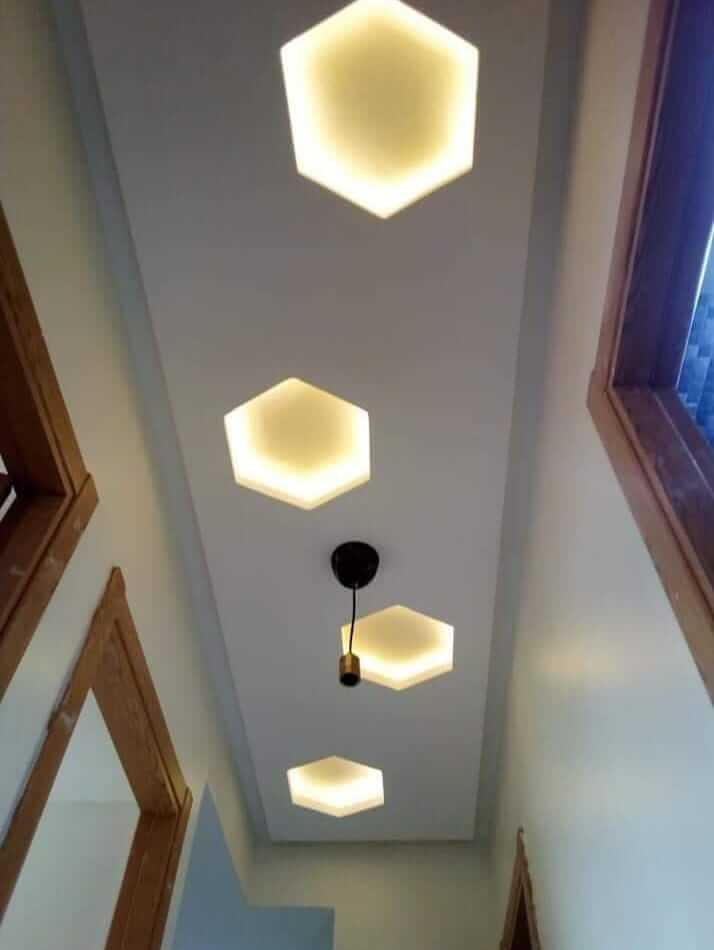Techo de pasillo con placas de yeso laminado y luces hexagonales en Carrer de Sant Benet, Reus.