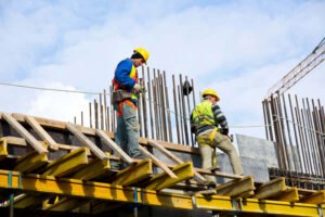 Trabajadores de la construcción en obra estructural en la calle Antoni Gaudí de Reus