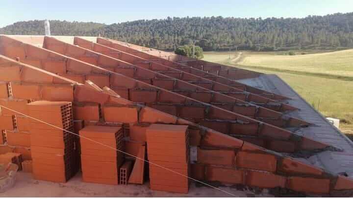 Construcción de cubierta con ladrillos en Mas Carpa, Reus.