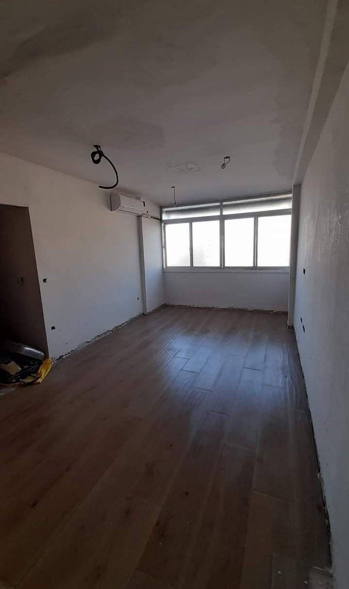 Reforma de salón con suelo de parquet y preparación de techo para iluminación en Carrer de Monterols, Reus.