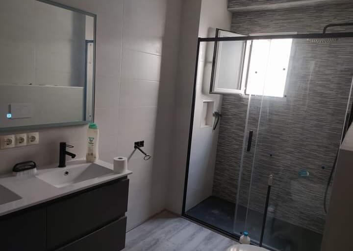 Reforma de baño moderno con plato de ducha en Carrer de Llovera, Reus.
