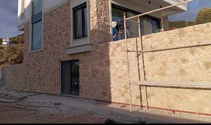 Reforma de fachada con revestimiento de piedra en Urbanización el Pinar , Reus.