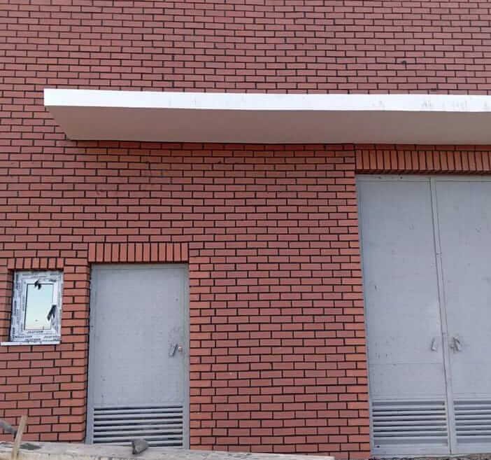 Reforma de fachada con ladrillo visto en Urbanización Blancafort, cerca de Reus.