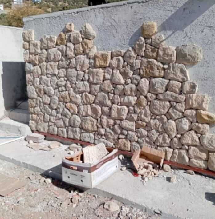 Revestimiento de muro con piedra natural en Urbanización El Pinar, Reus.