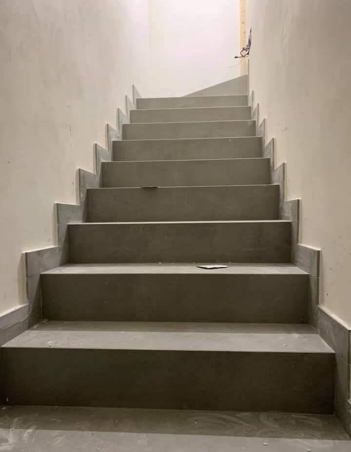 Reforma de escalera con acabado en cemento pulido en Carrer de Sant Joan, Reus.