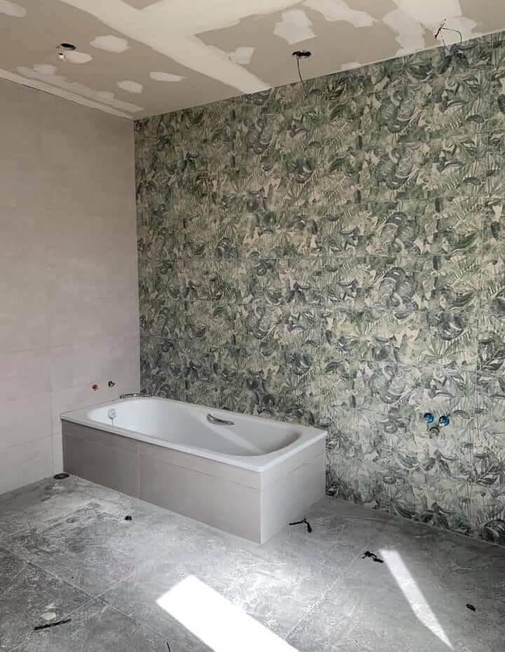 Reforma de baño con bañera y pared decorativa en Carrer de Llovera, Reus.