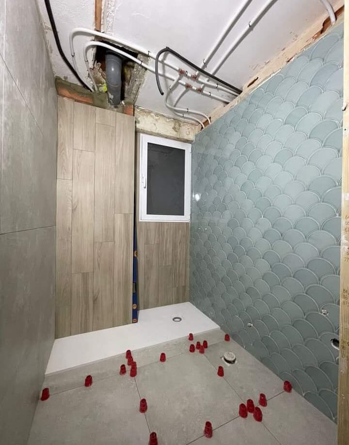 Reforma de baño en Carrer de Sant Joan, Reus, con plato de ducha y revestimiento moderno.