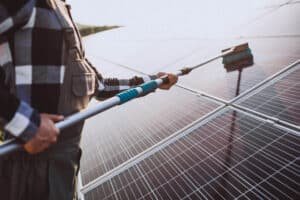 Mantenimiento y limpieza de placas solares para optimizar el rendimiento energético