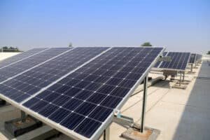 Instalación de placas solares en tejado para energía renovable en Reus