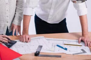 Técnicos revisando planos y presupuesto: proyecto técnico y dirección facultativa para obras mayores en Reus y Tarragona