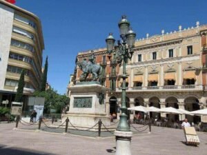 Monumento al General Prim en la Plaça de Prim de Reus – símbolo del centro histórico de la ciudad.