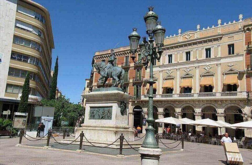Monumento al General Prim en la Plaça de Prim de Reus – símbolo del centro histórico de la ciudad.