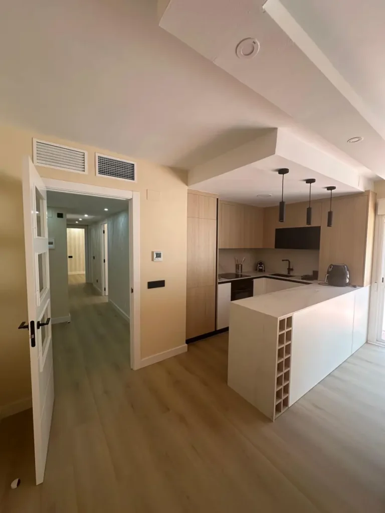 Cocina abierta en U junto al pasillo en un piso reformado – LUCMAR