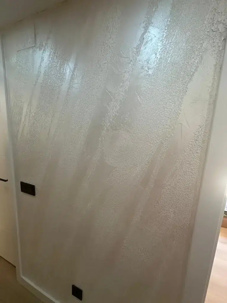 Pared decorativa con estuco texturizado en un pasillo – LUCMAR