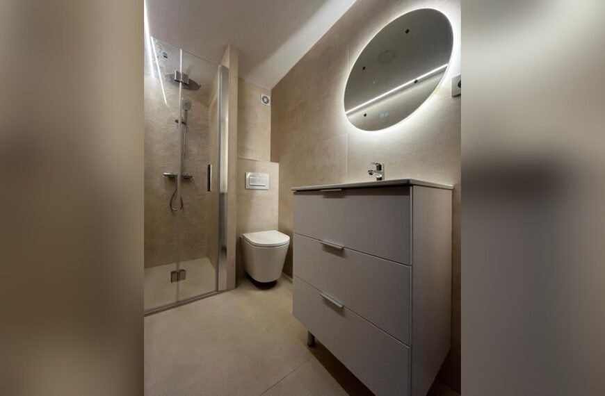 Reforma de baño en Reus con espejo retroiluminado y ducha de obra – LUCMAR