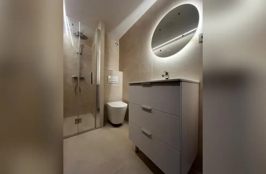 Reforma de baño en Reus con espejo retroiluminado y ducha de obra – LUCMAR